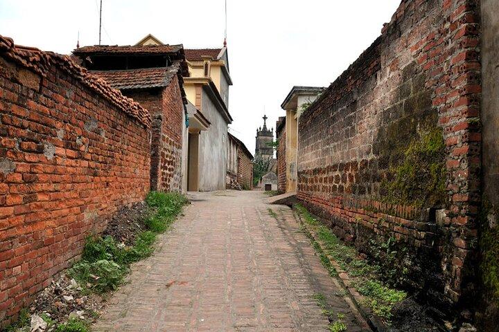 Duong Lam Ancient Village og Thay Pagoda Day Trip