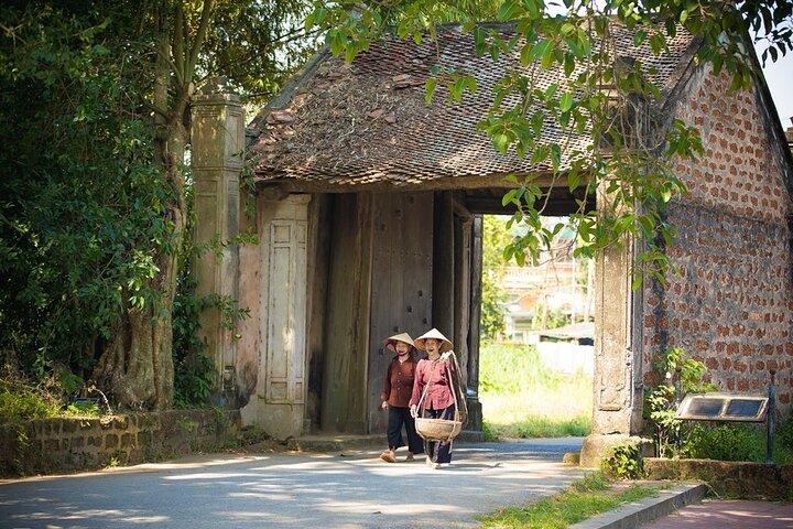 Duong Lam Ancient Village og Thay Pagoda Day Trip