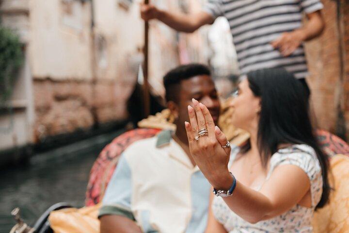 Fotógrafo de propuestas de matrimonio en góndola
