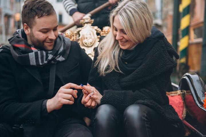 Fotógrafo de propuestas de matrimonio en góndola