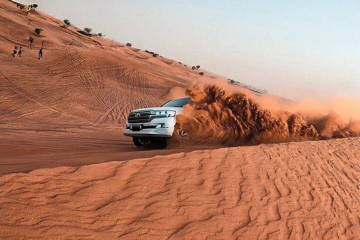 Aften Desert Safari med Quad Bike, Premium Camp og 5 Live Shows