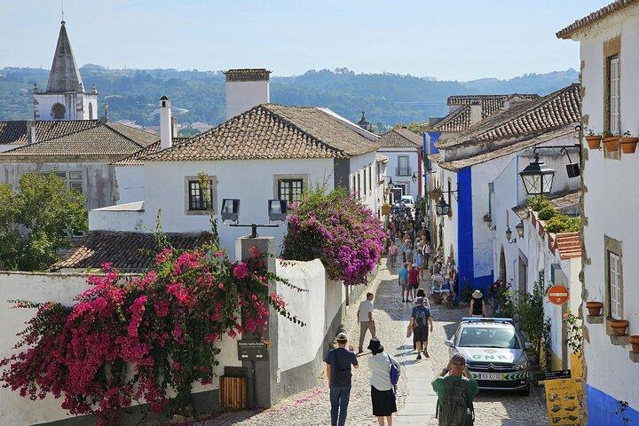 リスボンからポルトへのプライベートツアー : Óbidos Nazaré Fátima Coimbra Aveiro