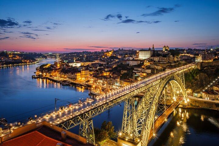 リスボンからポルトへのプライベートツアー : Óbidos Nazaré Fátima Coimbra Aveiro