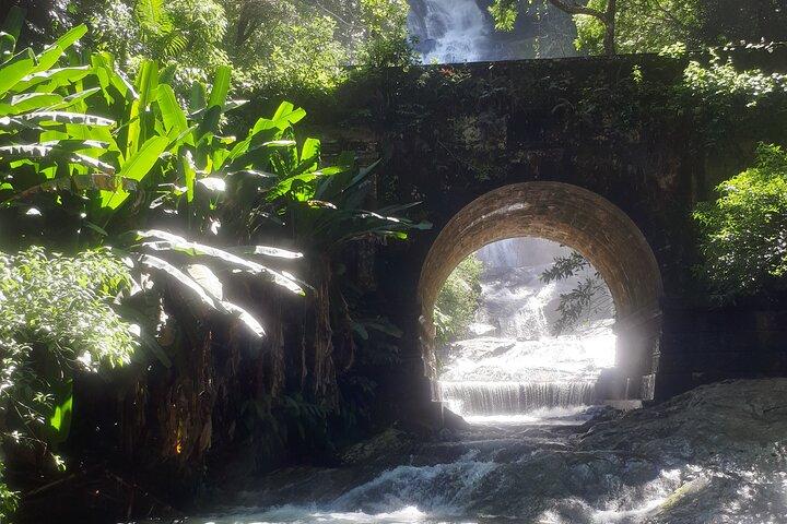 ¡Explora las cuevas y cascadas del Bosque de Tijuca!
