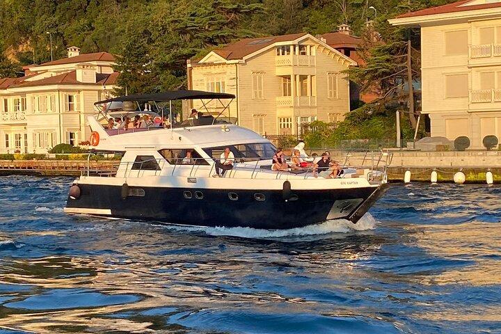 Istanbul Bosporen MORGON eller SOLNEDGÅNG Yacht Tour med snacks