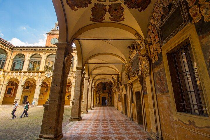 Visite guidée de l'Archiginnasio en petit groupe à Bologne