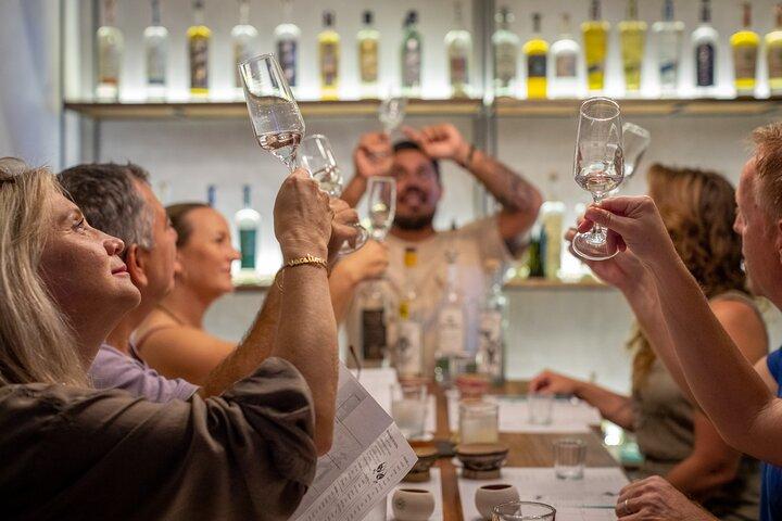 Degustazione di tequila artigianale premium presso la sala degustazione El