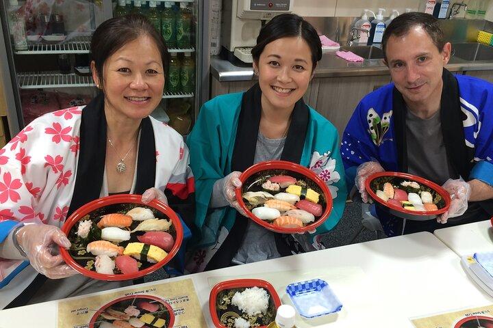 回転寿司店で大阪寿司作り教室