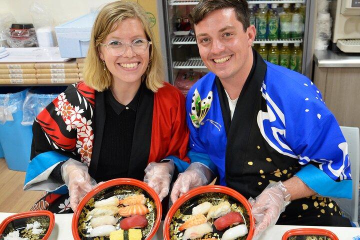 Clase de preparación de sushi de Osaka en un restaurante de sushi de cinta transportadora