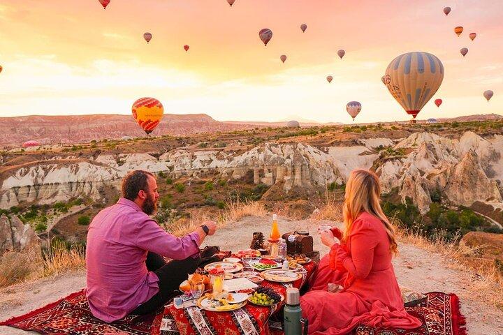 Petit-déjeuner au lever du soleil en Cappadoce avec montgolfières