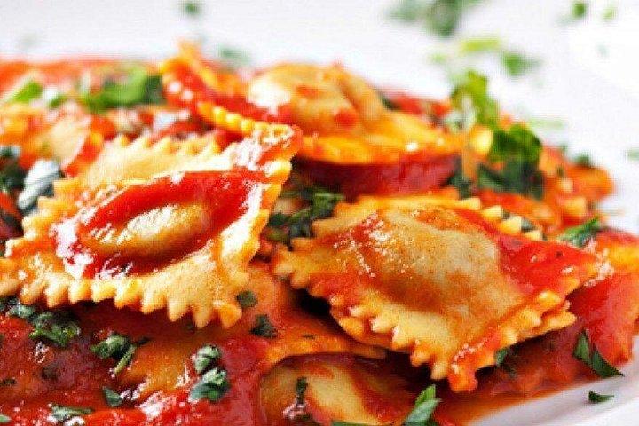 ローマ: パスタフェットゥチーネ・ラヴィオリとティラミス料理教室