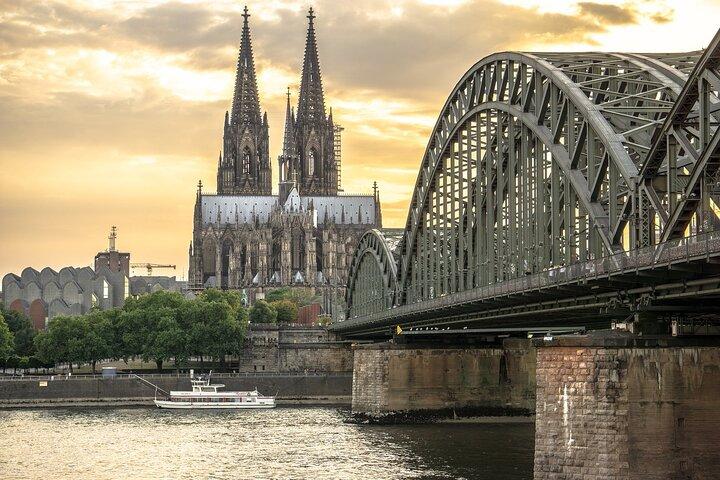 1日で行く2カ国：アムステルダム発ケルン日帰りツアー