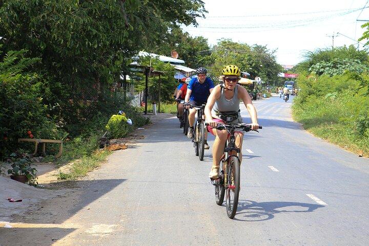 Pedale o Mekong, cruze a fronteira, chegue a Phnom Penh.