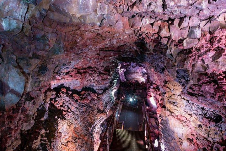 レイキャビクから: 夕方の溶岩トンネルツアーとオーロラツアー