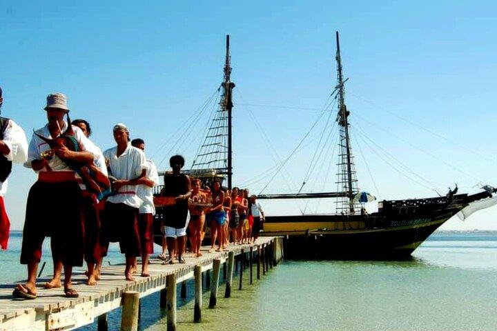 Djerba: Balade d'une journée complète en bateau pirate.