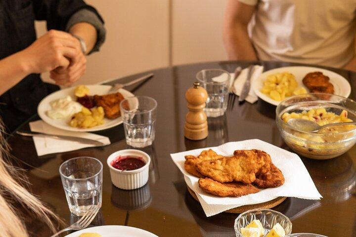 Schnitzel und Strudel: Gemeinsamer Kochkurs