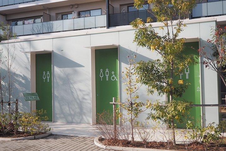 専用車で行く東京トイレプロジェクトと建築ツアー