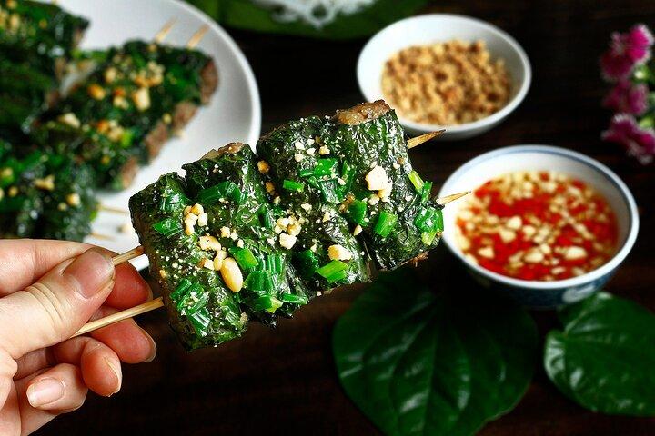 Saigon Authentic Walking Street Food Tour 12+ degustações incluídas