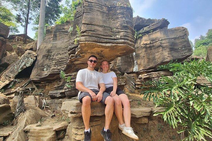 Jakarta: Sentul Pine Forest und Wasserfall Trekking Tour