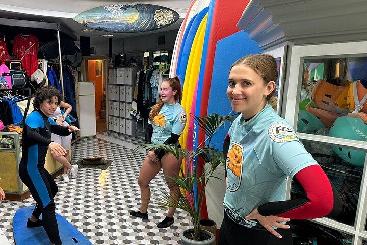 Aula particular de surf definitiva – Equipamento e seguro incluídos.