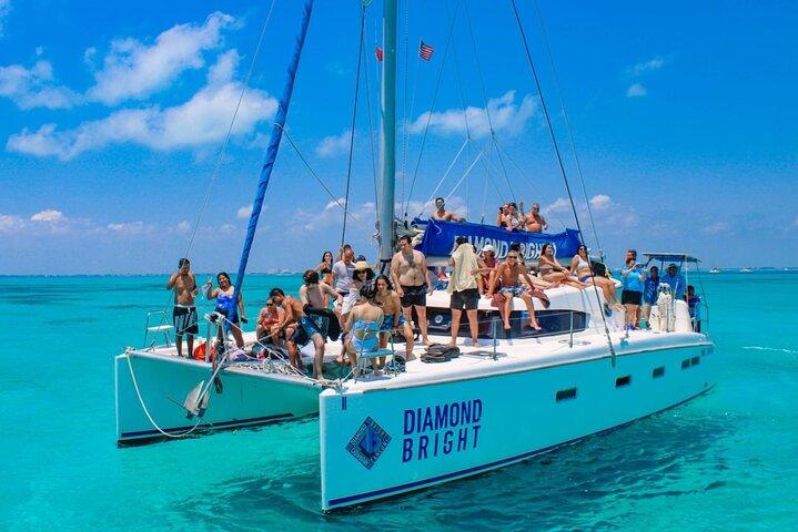 Excursión de lujo en catamarán a Isla Mujeres con transporte desde Cancún