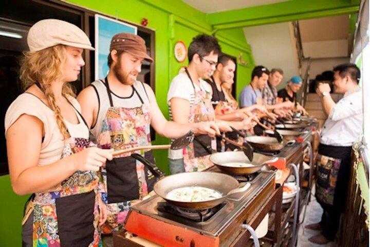 Escola de culinária tailandesa Silom com passeio de mercado fresco