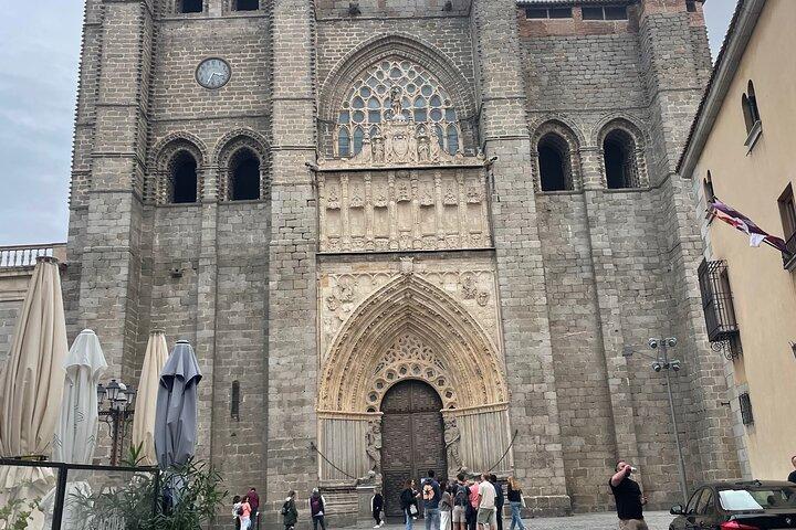 Tour privato Avila e Segovia in minivan da Madrid