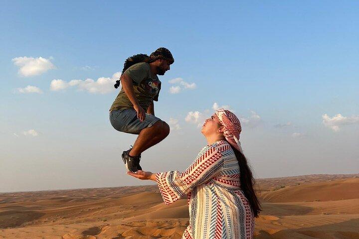 Abendliche Wüstensafari Kamelritt-Abendessen Live-Shows in Abu Dhabi