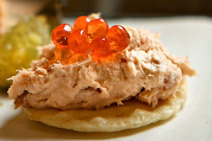 Tour gastronomico privato di Juneau: degustazioni di cibi e bevande locali dell'Alaska