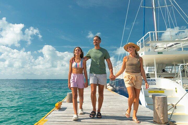 Isla Mujeres Catamaran Cruise Snorkel en vervoer inbegrepen