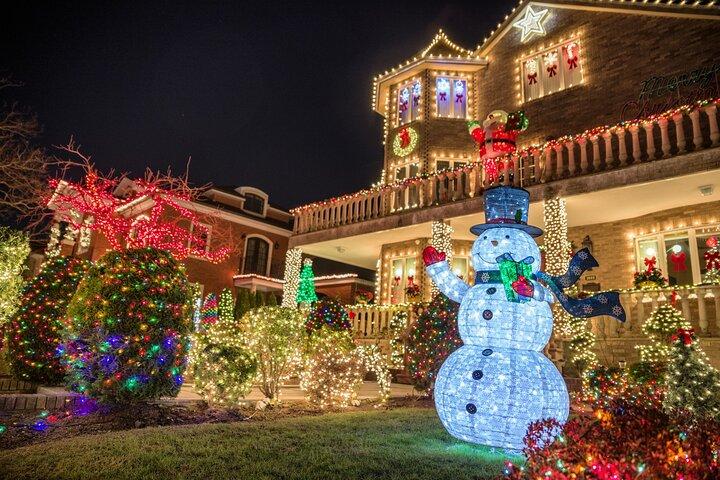 NYC：Dyker Heights Luxury Holiday Lights Tour & Hot Cocoa（ダイカーハイツ・ラグジュアリー・ホリデー・ライツ・ツアー＆ホット・ココア）