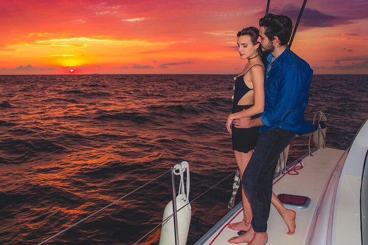 Crucero de lujo al atardecer en Cancún con cena ligera y barra libre