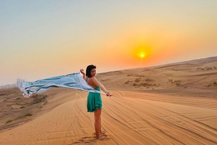 Alles in einer Dubai-Wüstensafari mit Quad oder Buggy, Kamelritt und Grillabendessen