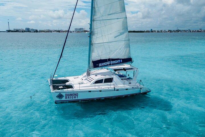 Excursión de lujo en catamarán a Isla Mujeres con transporte desde Playa del Carmen
