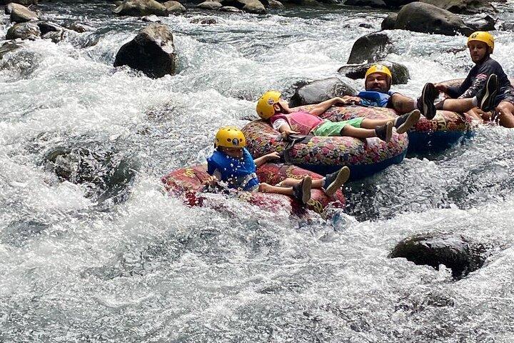 Tour Privado para Observar Osos Perezosos y Tubing en Rio Celeste