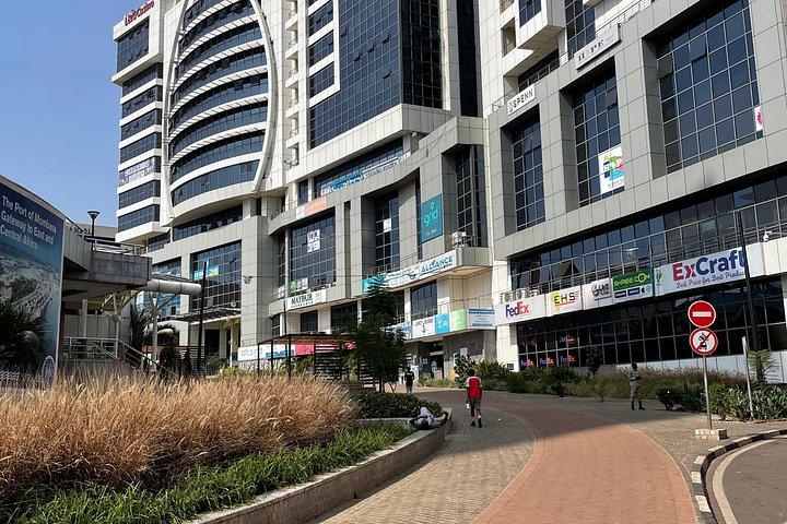 地元の専門家と地元の料理を楽しむキガリ市内ツアー