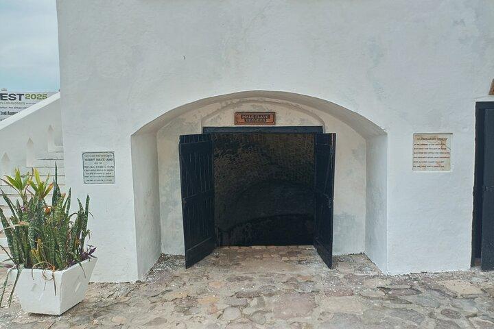 Deur van No Return Cape Coast Castle Slave Dungeons Privétour
