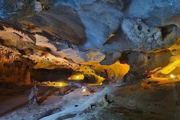 Esplora Untouched Splendor: Crociera di 2 giorni sulla Baia di Bai Tu Long