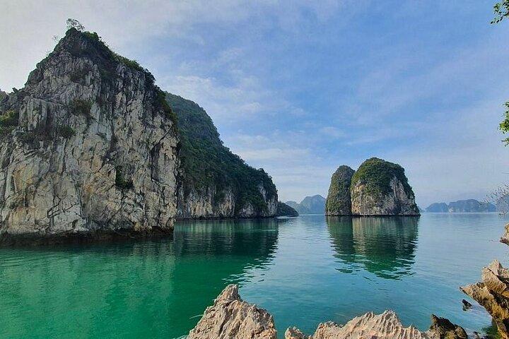Esplora Untouched Splendor: Crociera di 2 giorni sulla Baia di Bai Tu Long