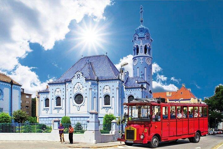 UFO&Blue kirke i Bratislava af Presporacik Sightseeing Vehicle