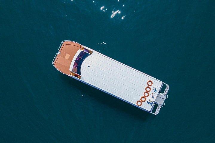 プーケットからピピ島＆アイランズへの豪華スピードボート終日クルーズ