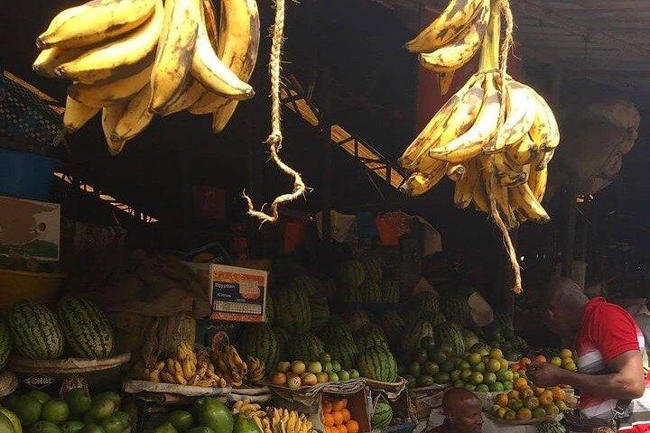 地元の専門家と地元の料理を楽しむキガリ市内ツアー