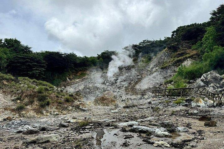 ナマケモノ観察、ミラバジェス火山、温泉、隠れた滝