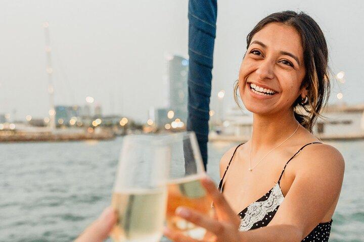 Sunset Sailing Cruise i Barcelona ledet af Young & Local Captain