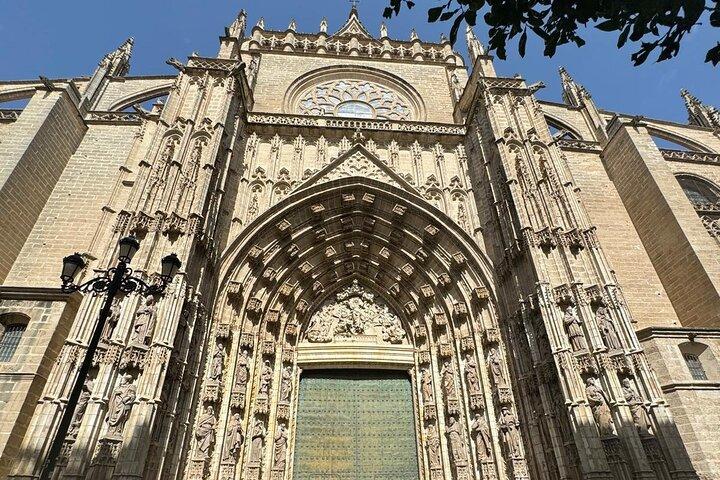 Bezoek de kathedraal van Sevilla Giralda en Barrio Santa Cruz in één