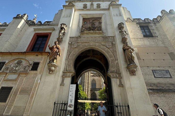 Bezoek de kathedraal van Sevilla Giralda en Barrio Santa Cruz in één