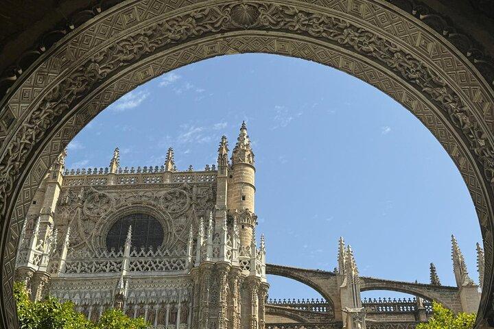 Bezoek de kathedraal van Sevilla Giralda en Barrio Santa Cruz in één
