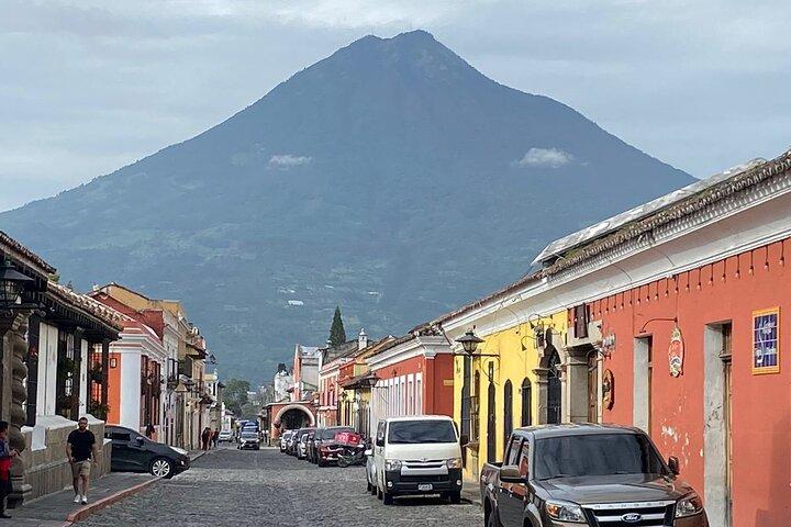 Antigua Guatemala (visita guiada) + Hobbitenango (transporte e ingresso inclusos)