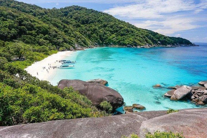 プーケット発、双胴船でシミラン諸島を巡る日帰り旅行