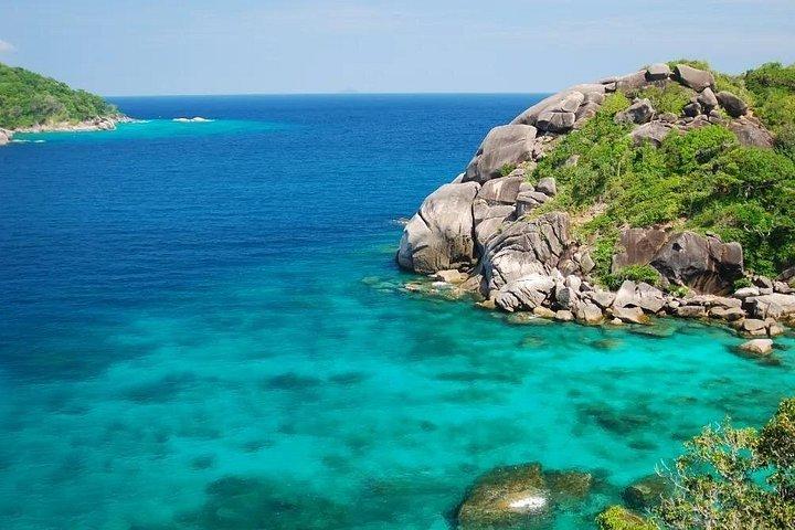 プーケット発、双胴船でシミラン諸島を巡る日帰り旅行